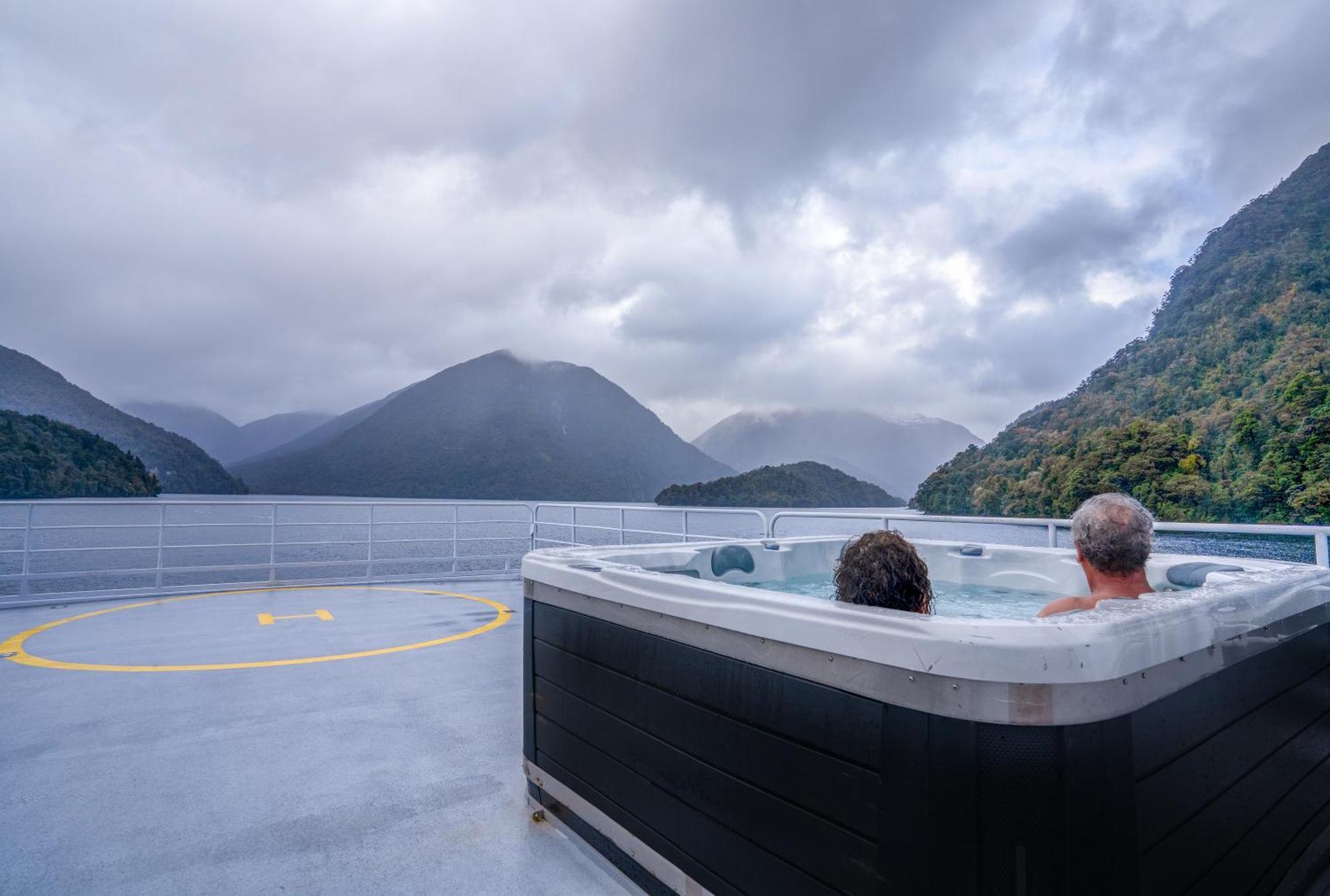 Milford Sound Overnight Cruise - Fiordland Discovery מראה חיצוני תמונה
