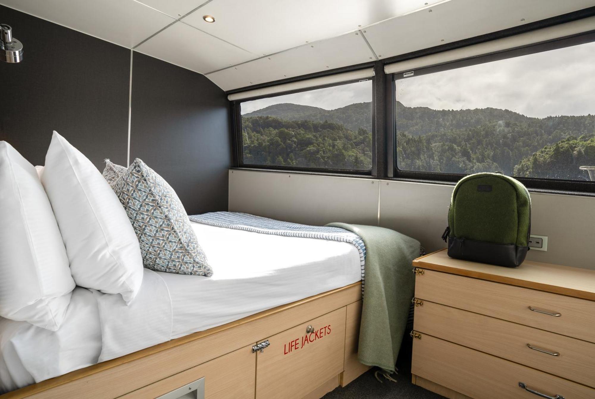 Milford Sound Overnight Cruise - Fiordland Discovery מראה חיצוני תמונה