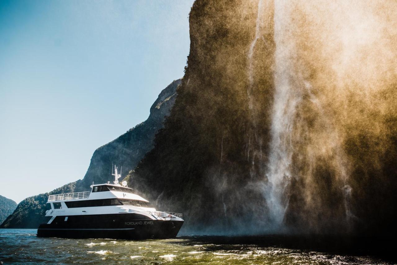 Milford Sound Overnight Cruise - Fiordland Discovery מראה חיצוני תמונה