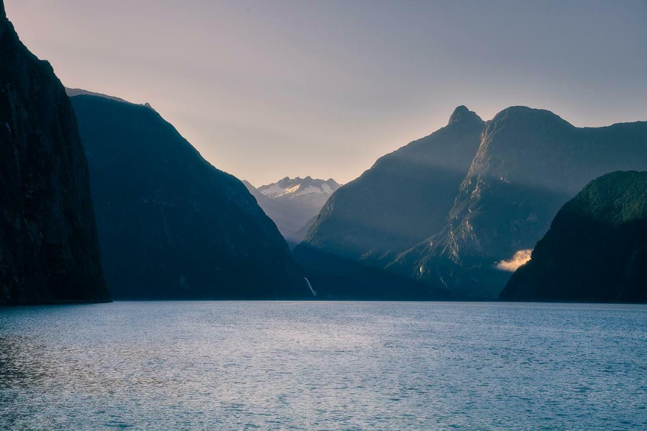 Milford Sound Overnight Cruise - Fiordland Discovery מראה חיצוני תמונה